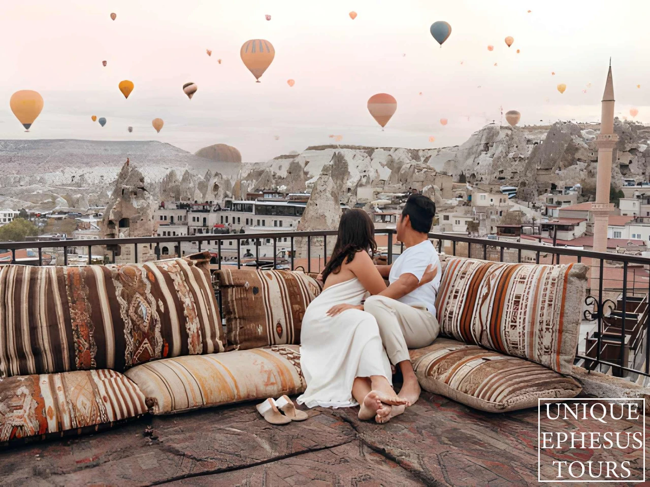 Couple-Enjoying-Hot-Air-Balloons-View-Cappadocia-Turkey