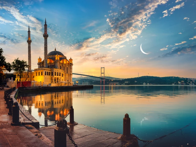 Ortakoy-Mosque-and-Bosphorus-Bridge-at-sunset-Istanbul-Turkey